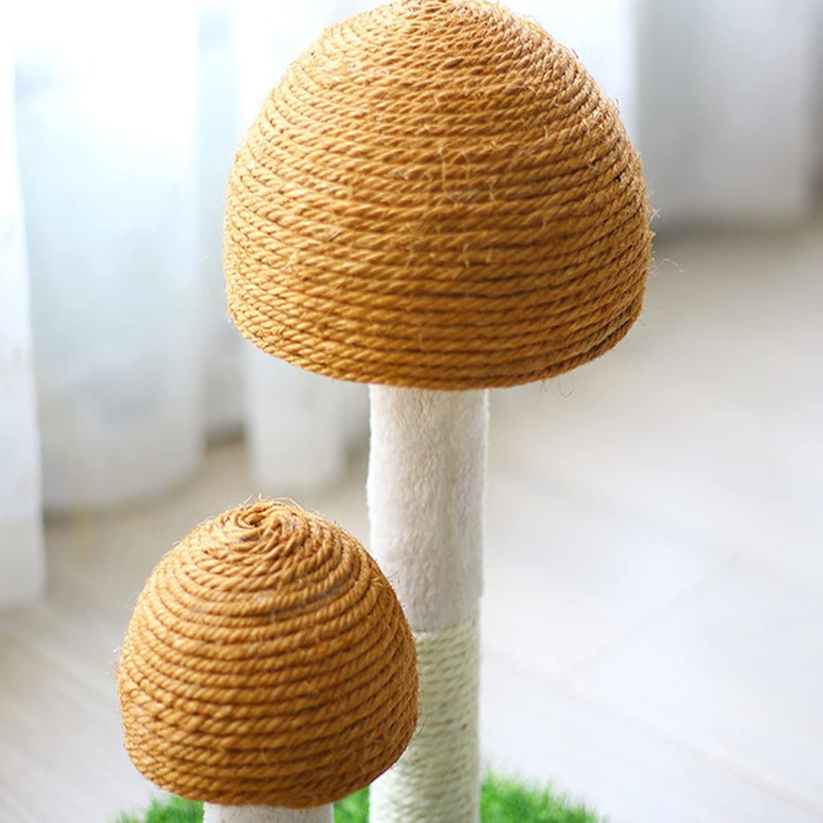 Arbre à chat en sisal naturel avec un adorable motif de champignon